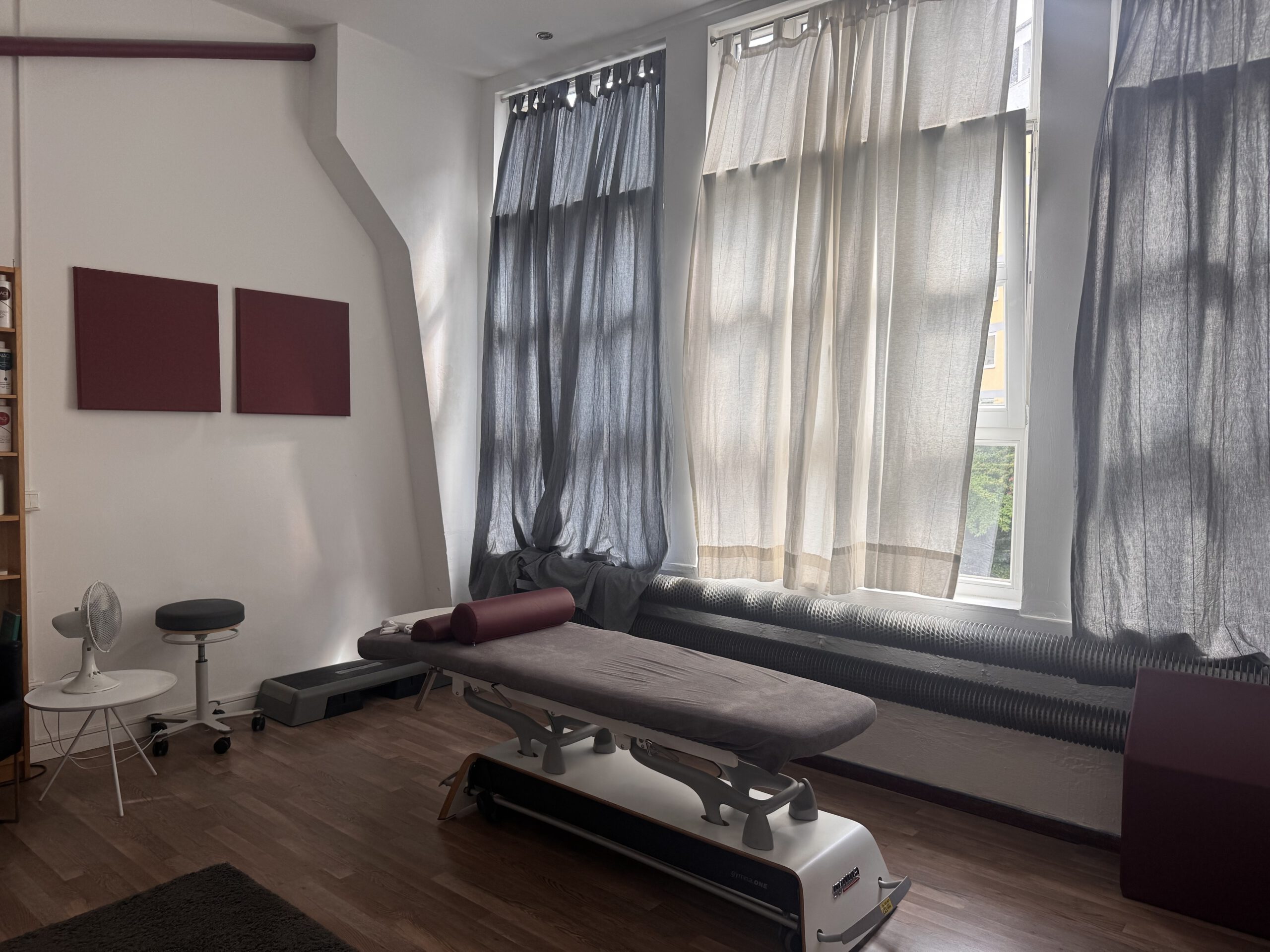 Therapieraum der Genki Vital Praxis mit moderner Ausstattung