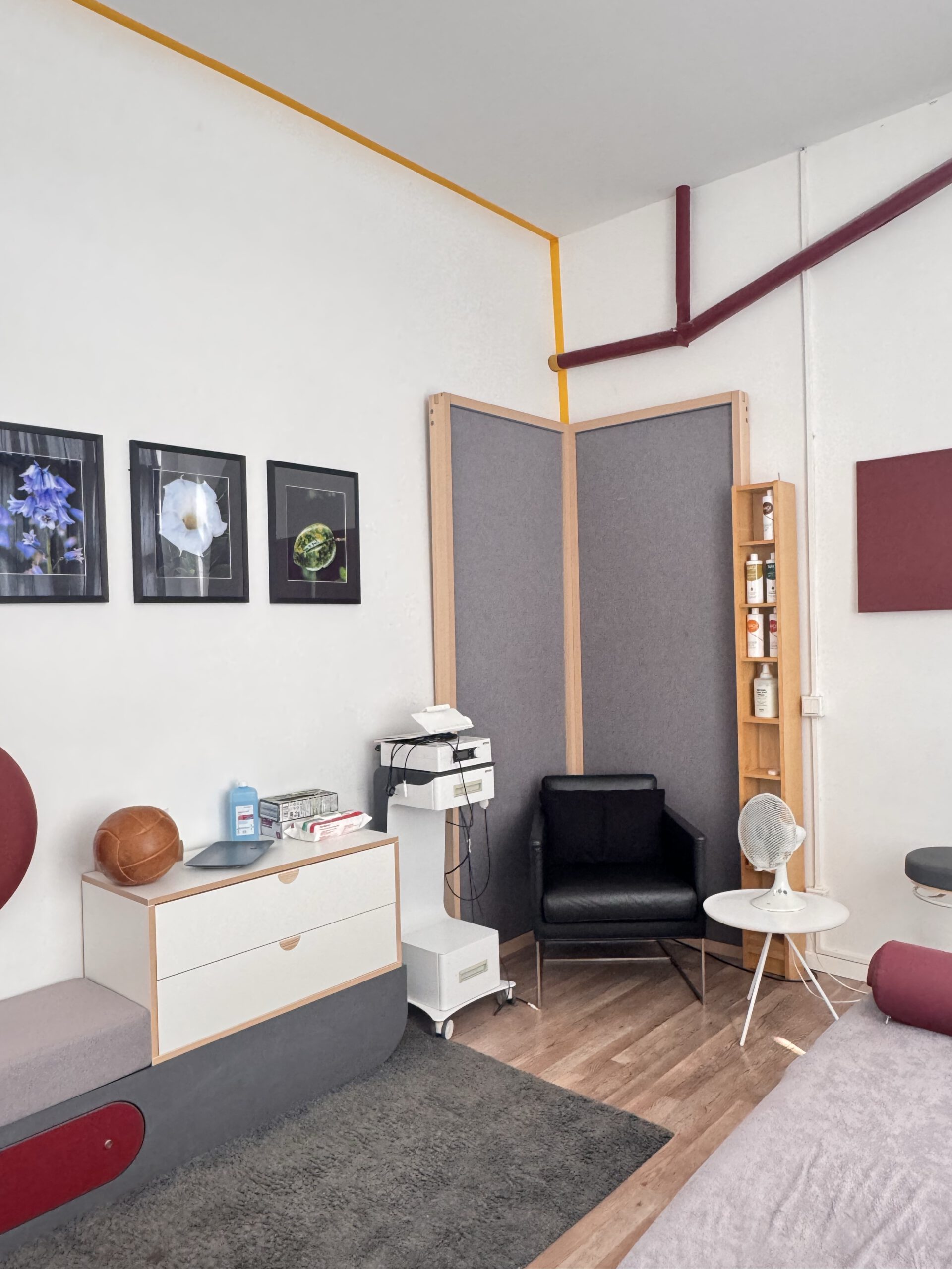 Ruhebereich mit Sessel und Behandlungsequipment